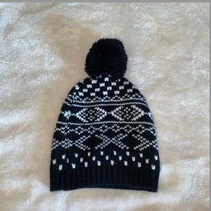 Black beanie w pompom